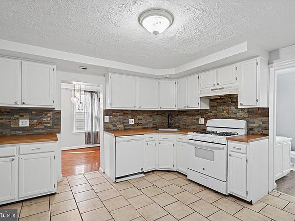 5th image of 511 N Point Rd