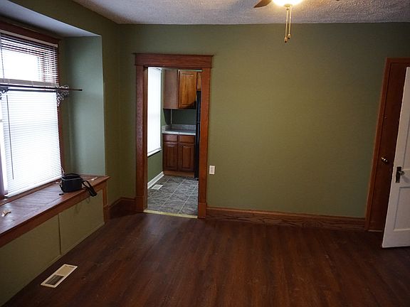 5th image of 611 W Farmer St