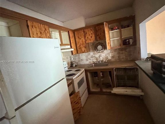 5th image of 4174 Inverrary Dr APT 410