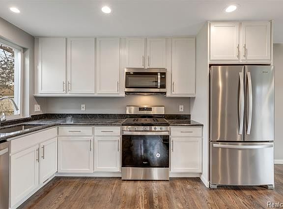 4th image of 23061 Wildwood Ave