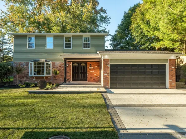 2495 Coral Dr, Troy, MI 48085
