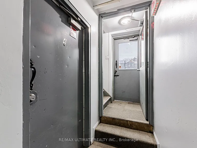 996 Queen St E #4 — Photo 5