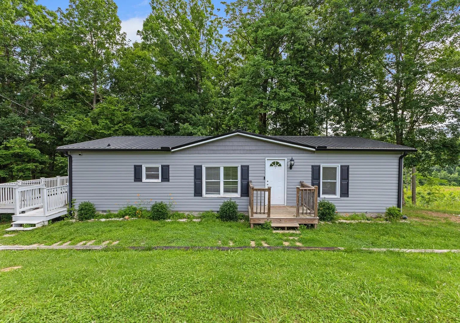 1022 Dogwood Ln — Photo 1