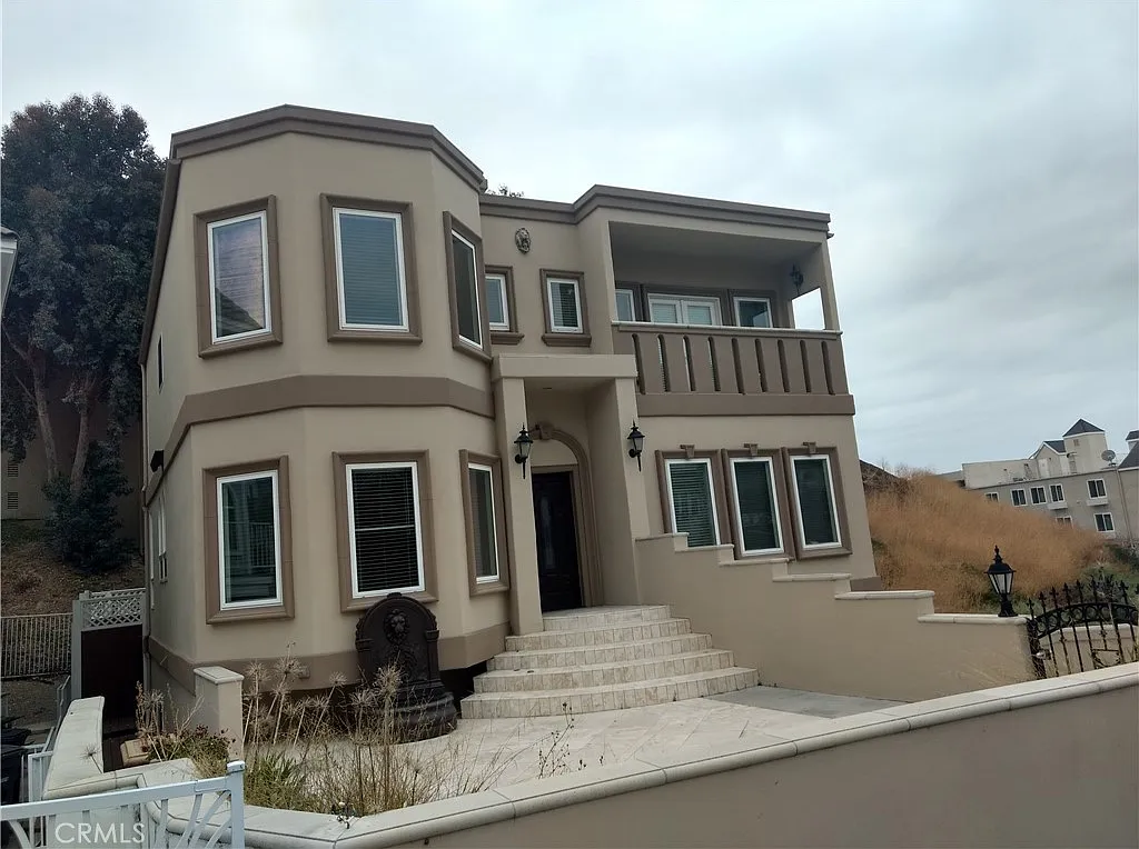 5 bed, 3.5 bath, 2999 sqft, $8,600 — Photo 2