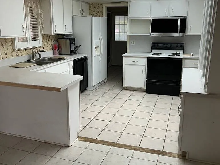 647 Holmes Ave — Photo 5