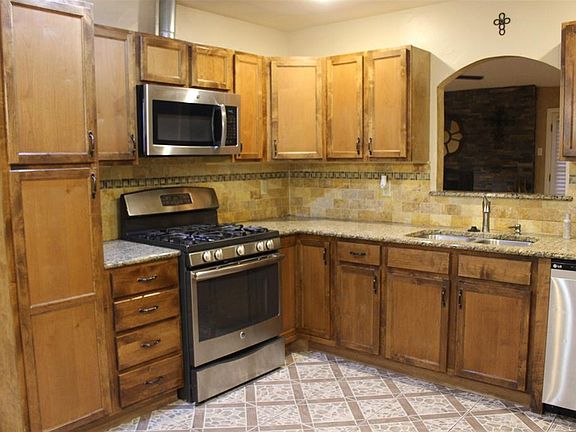 5th image of 705 Bradfield Dr