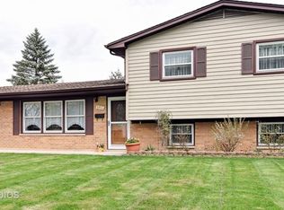 6911 Longmeadow Ln, Hanover Park, IL 60133