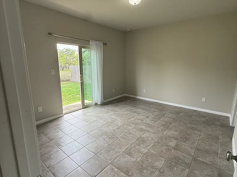 LARGE MASTER bedroom will fit king bed and dresser & 2 night stands~ Walk in closet