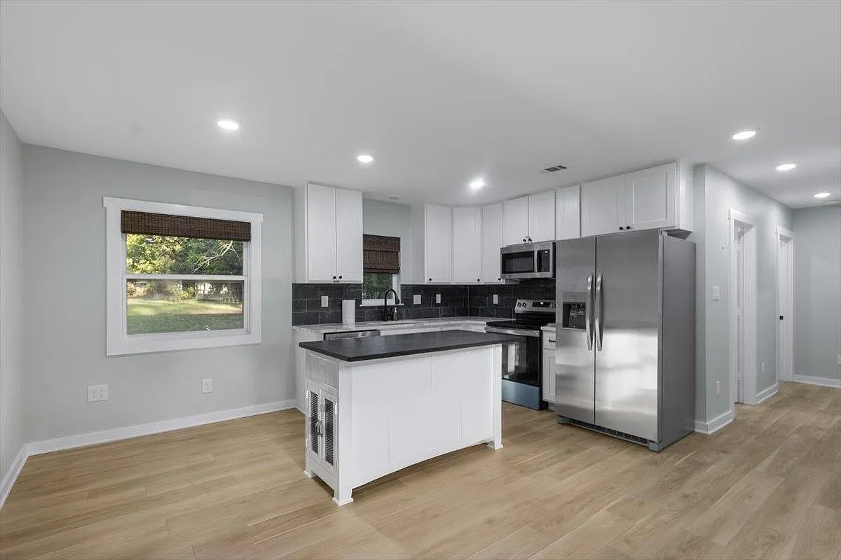 2 bed, 1.0 bath, 816 sqft, $1,450 — Photo 1