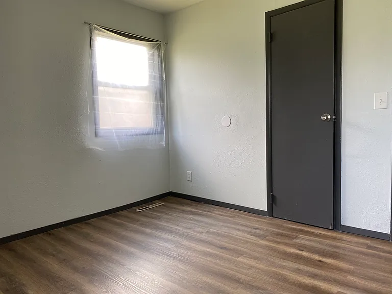 2302 S Saint Clair Ave — Photo 16