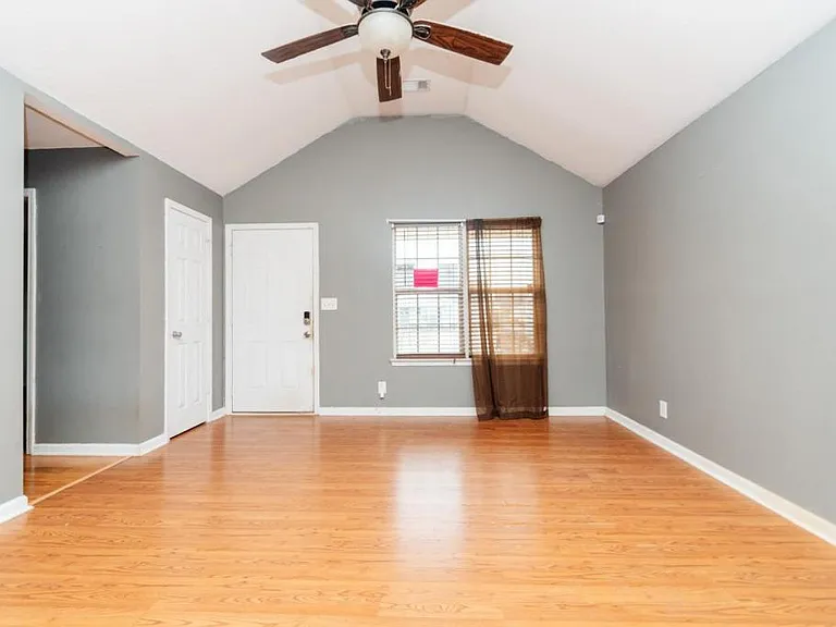 132 Coronation Dr — Photo 7
