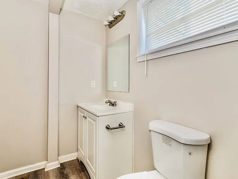 279373_028_bathroom_13071178.jpg