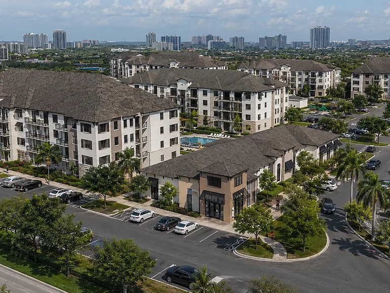 Caroline Pompano Beach — Photo 1