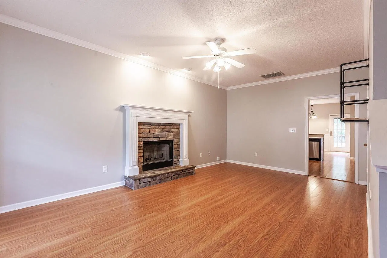 4 bed, 2.0 bath, 2064 sqft, $2,350 — Photo 4