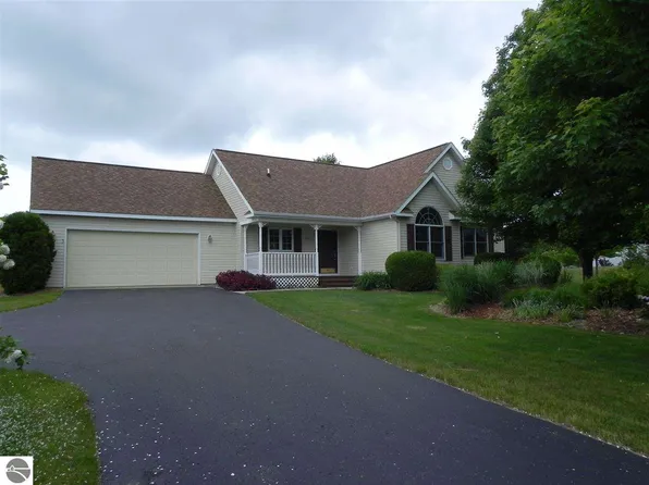 107 Fairway Ct, Kewadin, MI 49648
