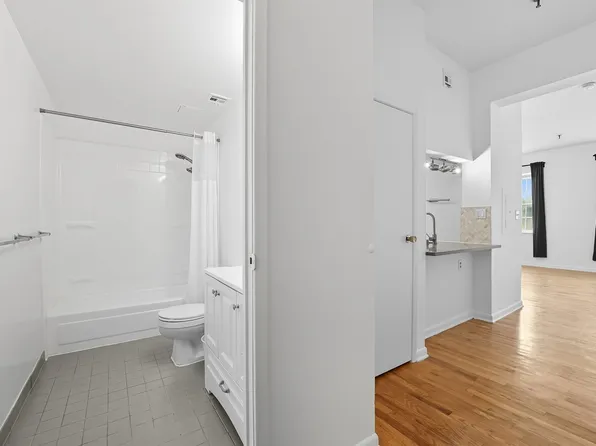 227 Christopher Columbus Drive image 18 of 20