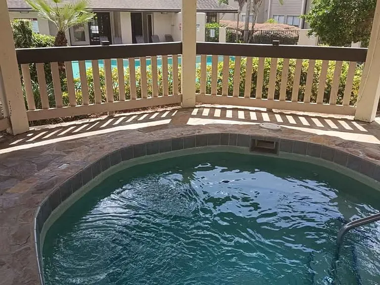 Antique Oaks Cir — Photo 14