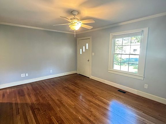 3rd image of 1546 W Davis St