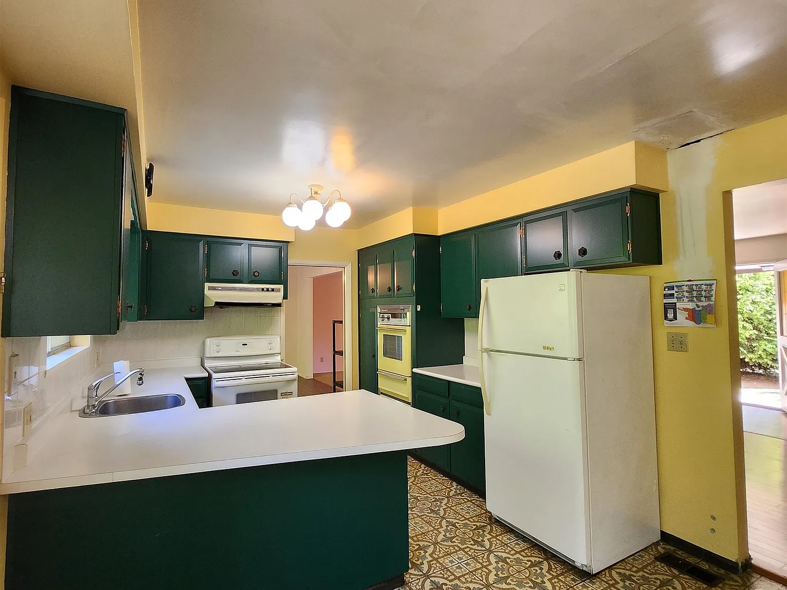 5 bed, 4100 sqft, $5,000 — Photo 2