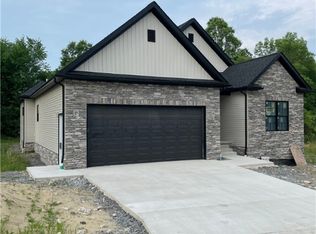 71 Villa Theresa Ln, Canfield, OH 44406