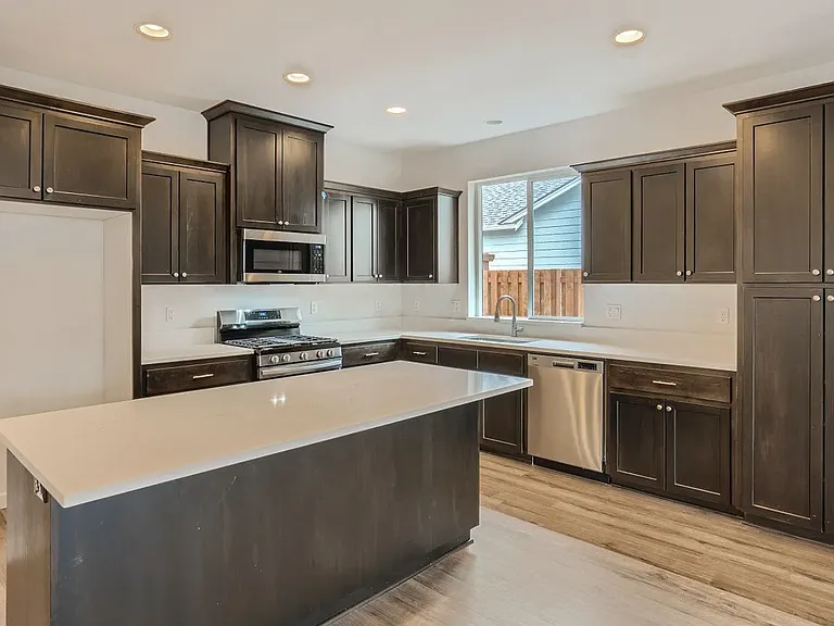 5135 Parkway Dr NE — Photo 3