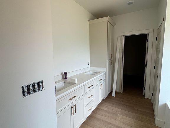 3rd image of 220 Spry Way