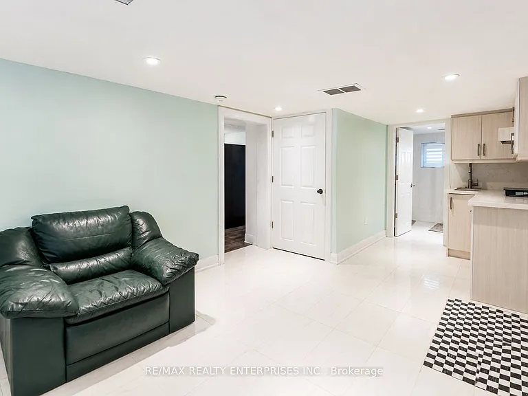 1078 Sawyer Ave — Photo 3