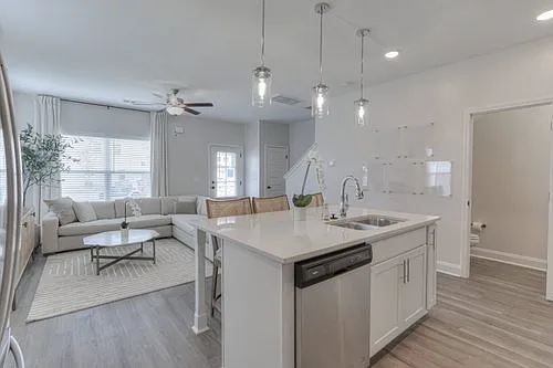201 Residences — Photo 6