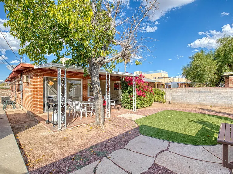 1516 E Spring St — Photo 46