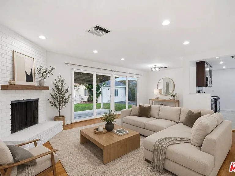 12811 Cumpston St — Photo 4