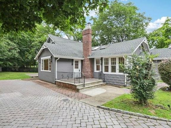 2nd image of 261 W Saddle River Rd