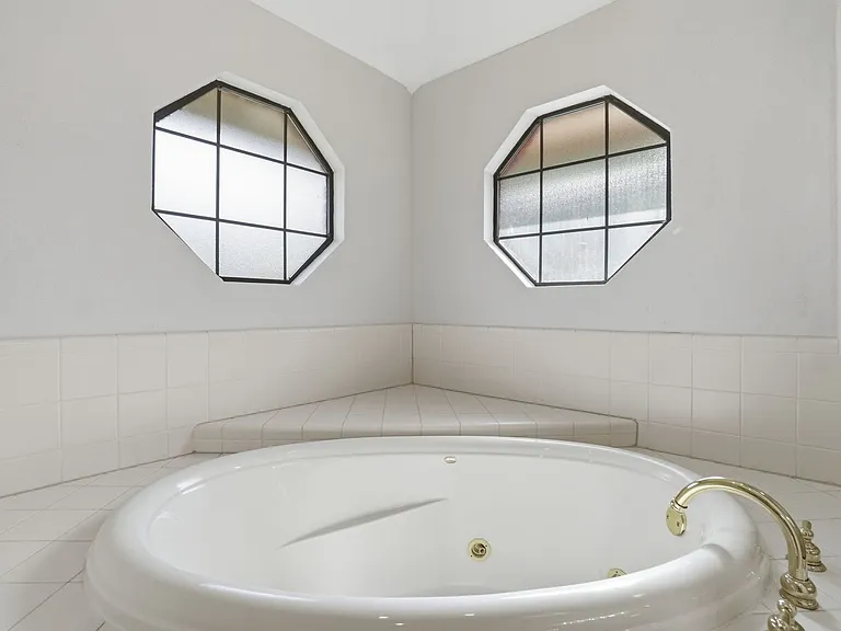 3102 NE Heritage Dr — Photo 13