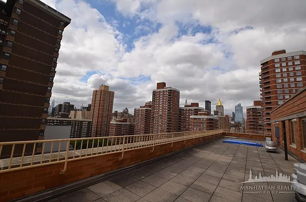 Rented by Manhattan Realty Group | media 6