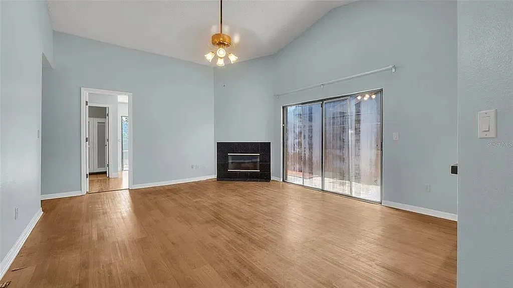 3 bed, 1193 sqft, $2,550 — Photo 2