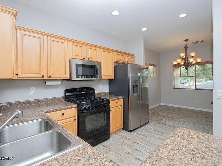 232 W Stanley Ave — Photo 2