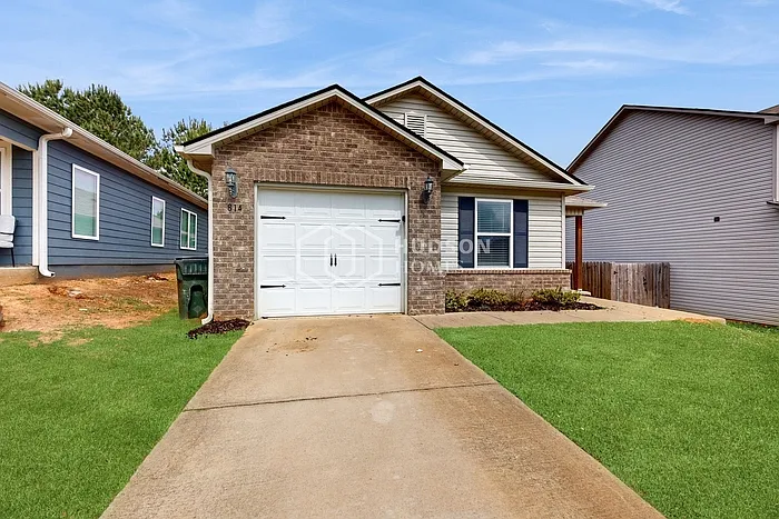 814 Kent Dr — Photo 1