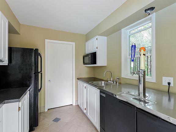 5th image of 2700 Manor Dr SE