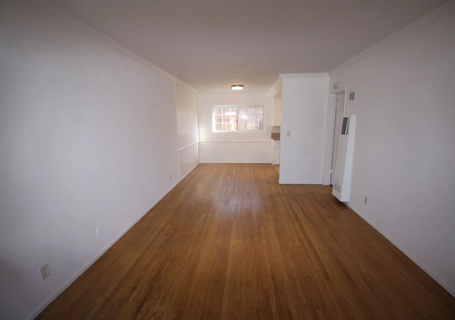 326 MacNeil St — Photo 3