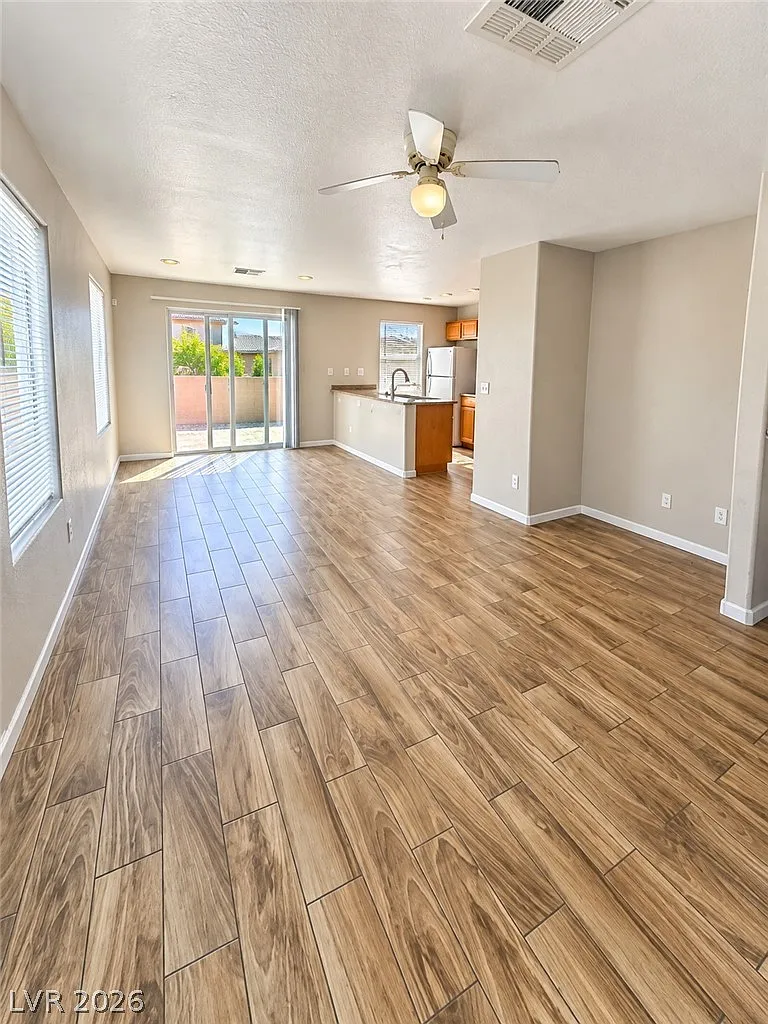 3 bed, 2.5 bath, 1310 sqft, $1,700 — Photo 2