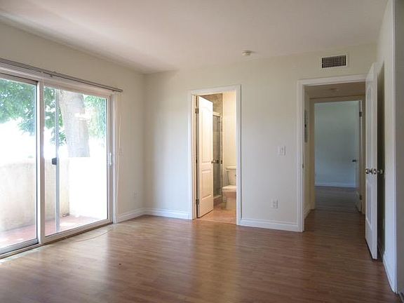 4th image of 5860 Hazeltine Ave #210