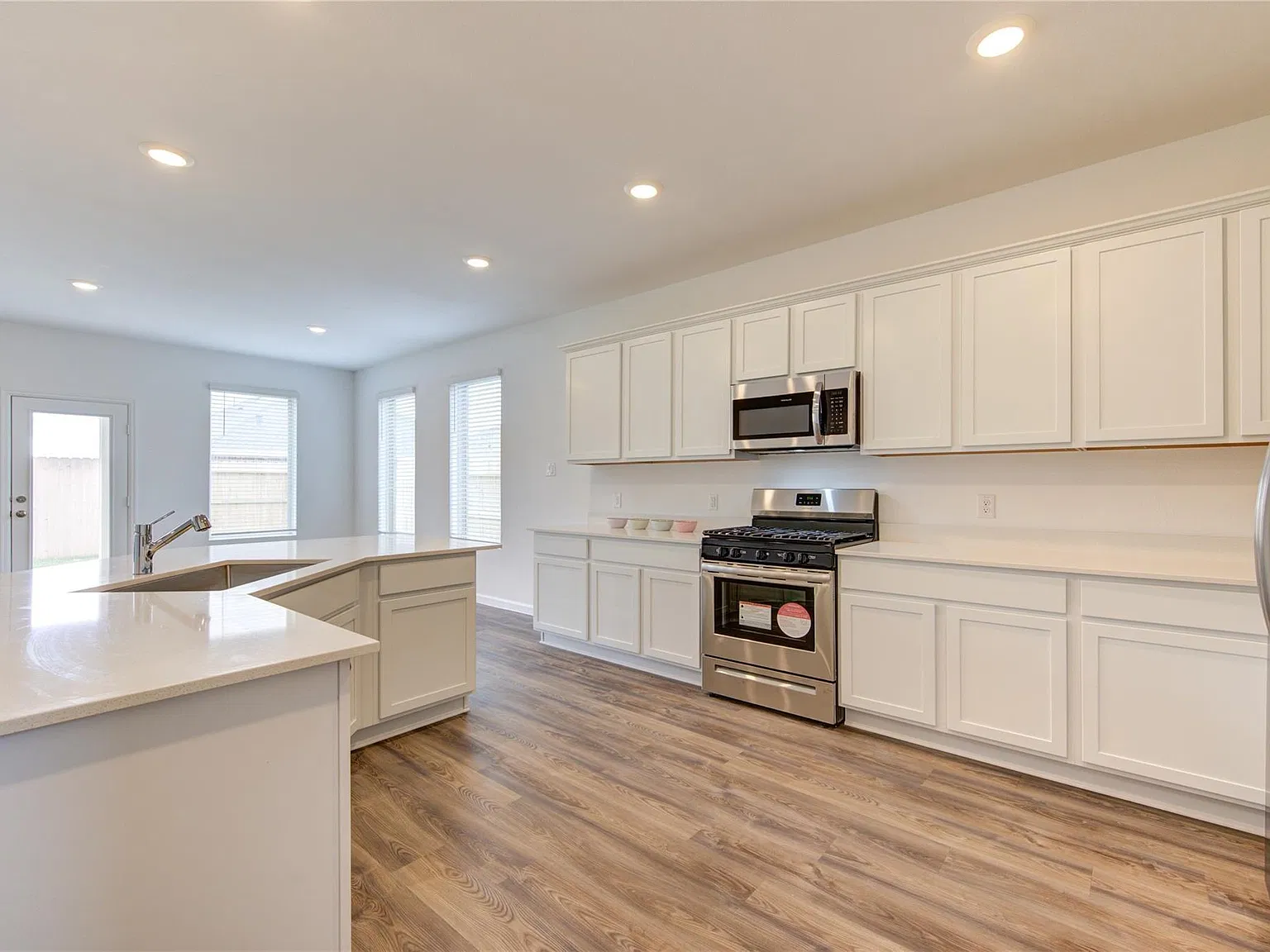 5 bed, 3.5 bath, 2758 sqft, $2,995 — Photo 3
