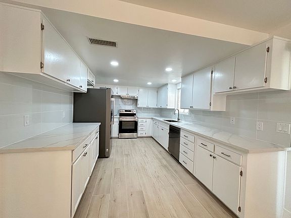 5th image of 1075 Palo Verde St