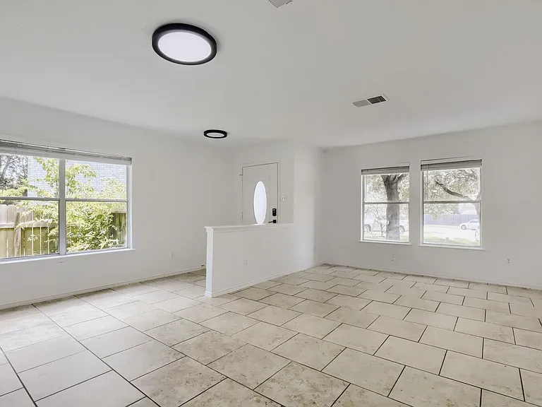 512 Woodford Dr — Photo 7