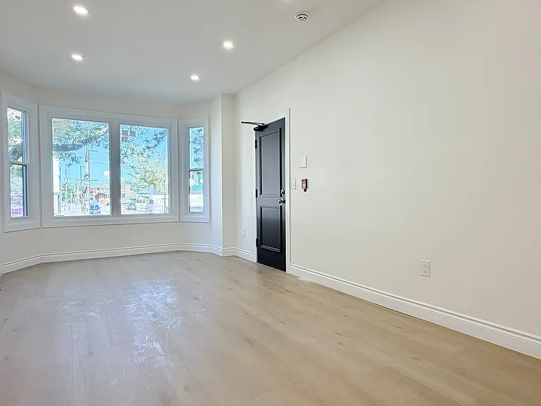 691 Ouellette Ave #4 — Photo 5