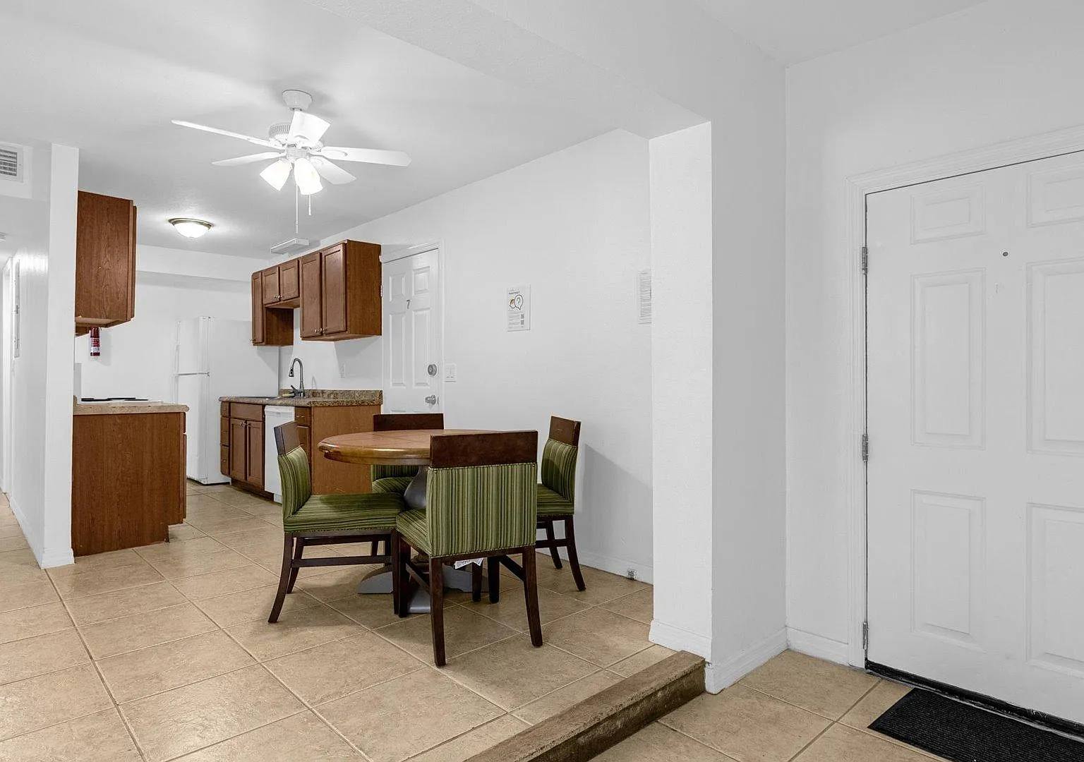 4 bed, 2.5 bath, 1874 sqft, $931 — Photo 4