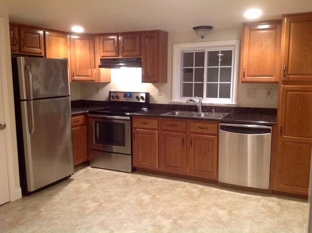 Wood Cabinets, Granite Stainless Appliances Spacious, Eat In