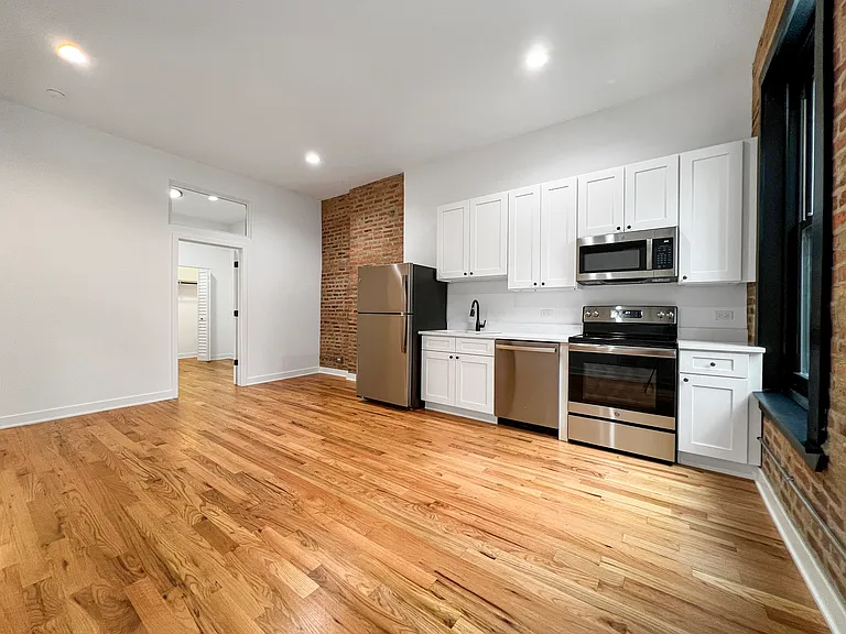 309 W Chicago Ave #302 — Photo 4