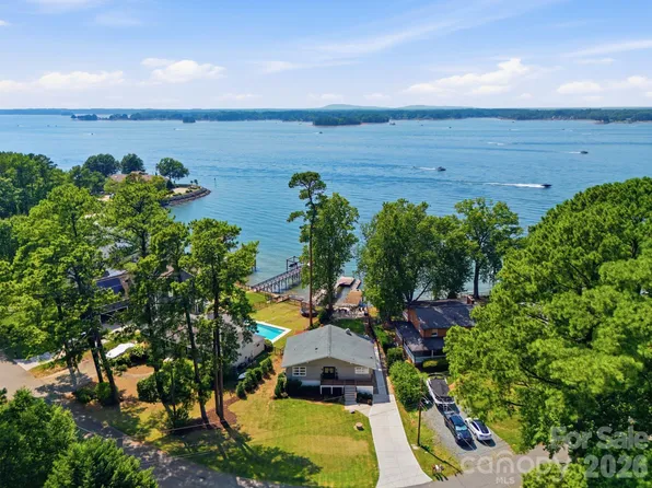 21101 Island Forest Dr, Cornelius, NC 28031