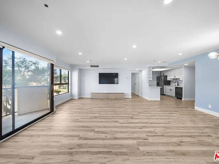 727 S Ardmore Ave #108 — Photo 4