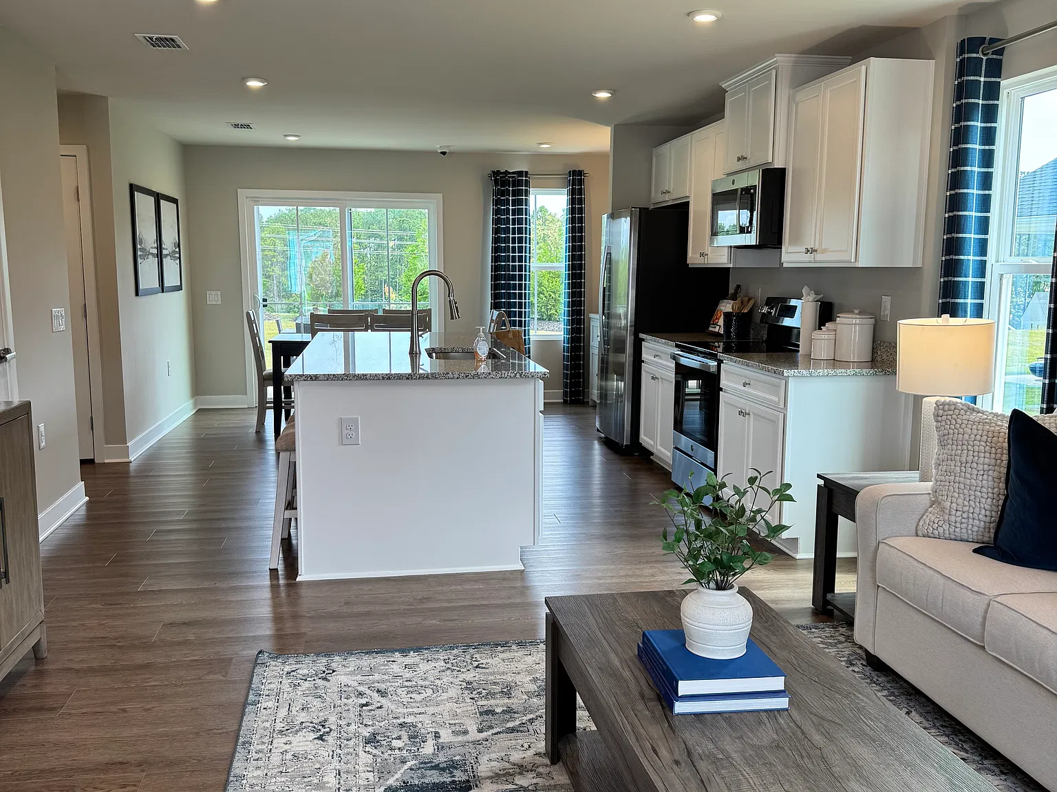 2 bed, 1153 sqft, $1,700 — Photo 4